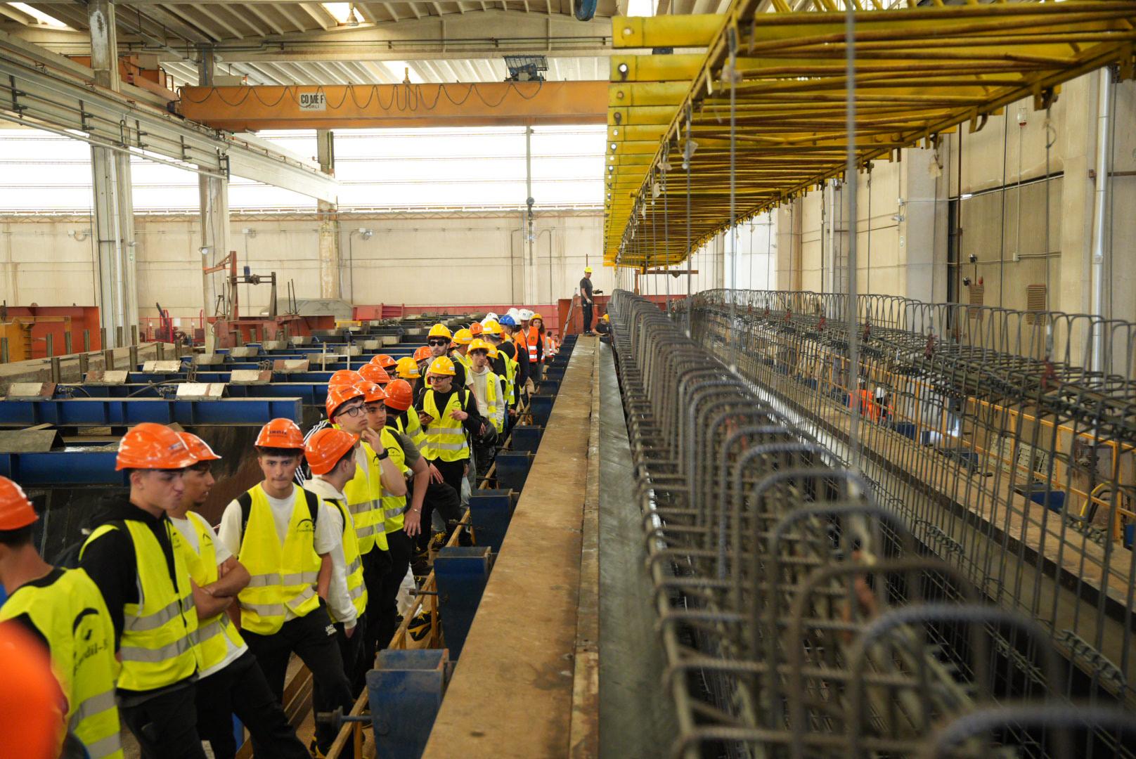 Il secondo appuntamento del progetto “Cantiere e scuola” di ANCE Bari e BAT e Formedil-Bari nello stabilimento produttivo di manufatti in cemento armato della Sinis Srl di Modugno Il secondo appuntamento del progetto “Cantiere e scuola” di ANCE Bari e BAT e Formedil-Bari nello stabilimento produttivo di manufatti in cemento armato della Sinis Srl di Modugno