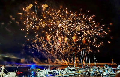 Successo per gli spettacoli pirotecnici in onore di San Nicola offerti dalla Nuova Fiera del Levante Successo per gli spettacoli pirotecnici in onore di San Nicola offerti dalla Nuova Fiera del Levante