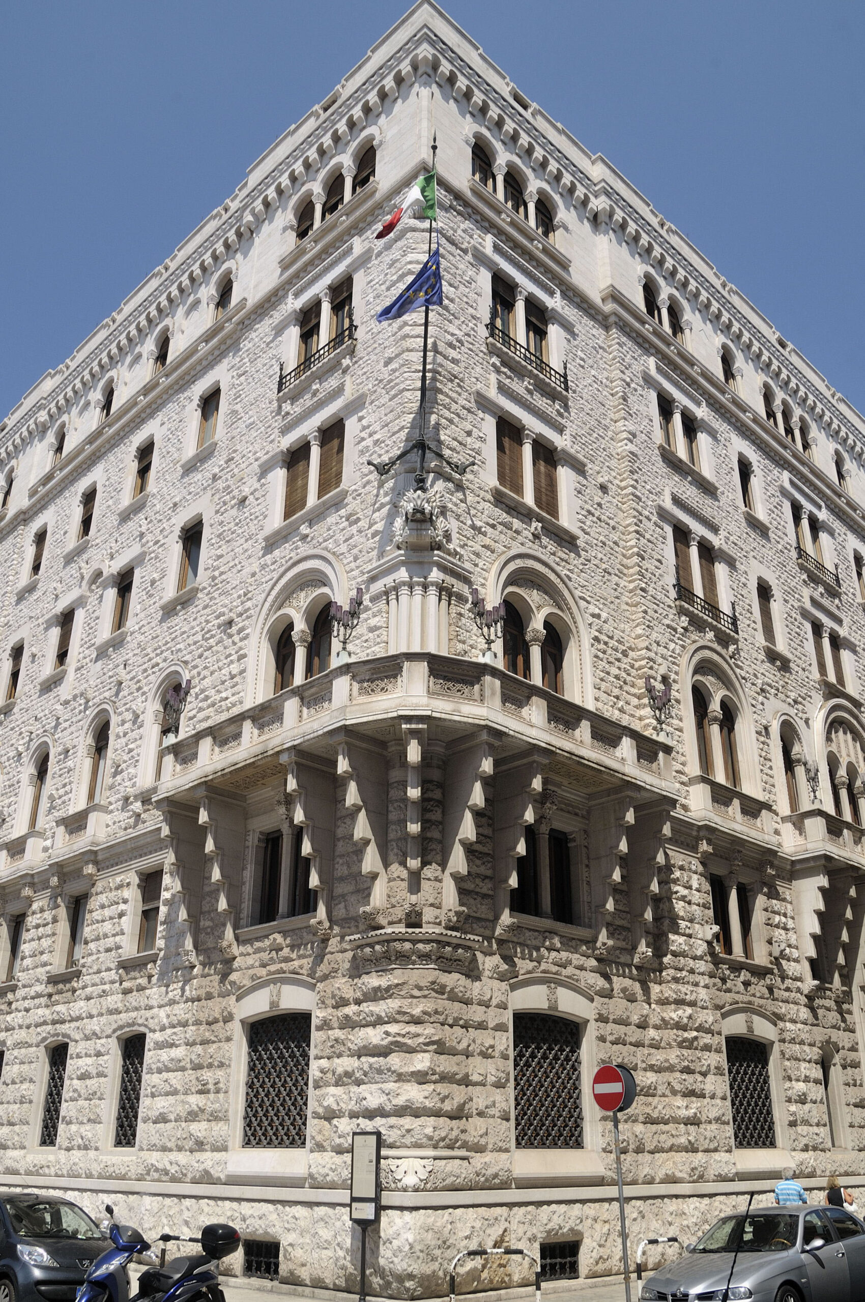 Via Oberdan, Amiu Puglia avvia la pulizia straordinaria delle aree che ospiteranno le opere di AQP Via Oberdan, Amiu Puglia avvia la pulizia straordinaria delle aree che ospiteranno le opere di AQP